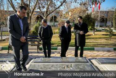 گل‌باران قطعه هنرمندان توسط وزیر ارشاد و معاون هنری وزارت ارشاد