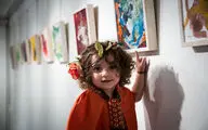 نقاش دو ساله‌ای که آثار انتزاعی خلق می‌کند /
