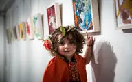 نقاش دو ساله‌ای که آثار انتزاعی خلق می‌کند /