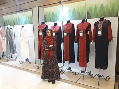 ترکیبی از فرش ترکمن با دوخته‌های سنتی استان گلستان / روایت لیلا محمدی از مجموعه لباس "ساریخ"