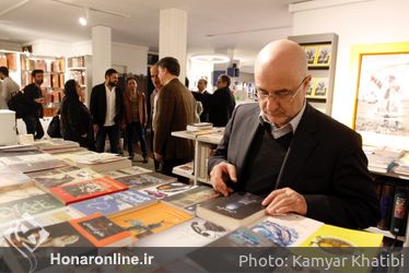 كتابگردي اهالي فرهنگ و هنر در شهركتاب فرشته