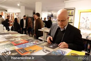 كتابگردي اهالي فرهنگ و هنر در شهركتاب فرشته