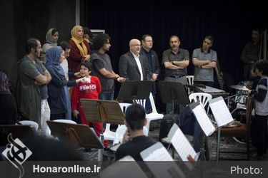 بازدید علی مرادخانی از تمرین نمایش الیور تویست به کارگردانی حسین پارسایی