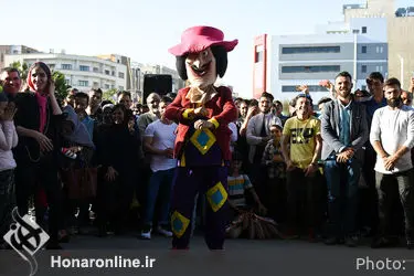 اجرای هنرهای نمایشی در محوطه تئاتر شهر