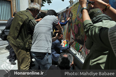 نقاشی گروهی صلح   توسط جمعی از هنرمندان در موزه استاد صنعتی