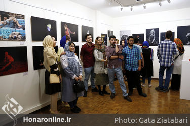 اولین نمایشگاه عکس جشنواره مردمی و دانشجویی تئاتر ثمر در گالری یاسمین