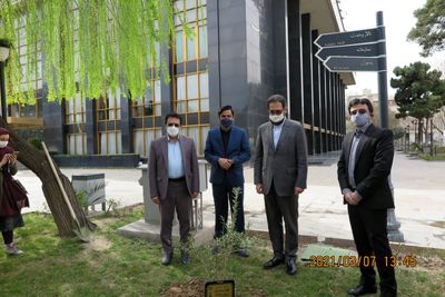 کاشت نهالی به نام مبارک و رونمایی از کتاب‌های جشنواره نمایش عروسکی