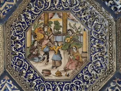 نمونه ای از کاشی های موزه مقدم