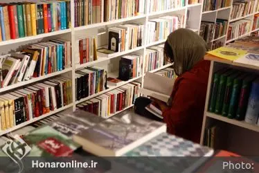 كتابگردي اهالي فرهنگ و هنر در شهركتاب فرشته