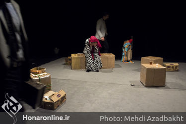 نمایش "مثل خاراندن یک زخم پس از خوب شدن" در عمارت نوفل‌لوشاتو
