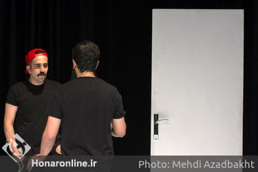 نمایش "گرگ‌ها کروات نمی‌زنند" در عمارت نوفل لوشاتو