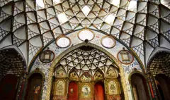 مرمت تزئینات گچ‌بری خانه بروجردی‌های کاشان