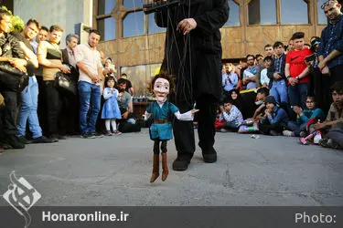 اجرای هنرهای نمایشی در محوطه تئاتر شهر