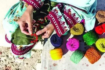 تلاش برای ارائه مدل بهره‌برداری از ظرفیت‌های صنایع دستی روستاها در مسیر توسعه پایدار
