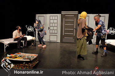 نمایش "خانه نم زده" در تماشاخانه نوفل‌لوشاتو