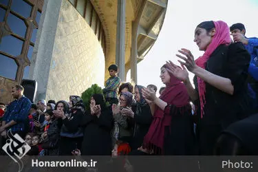 اجرای هنرهای نمایشی در محوطه تئاتر شهر