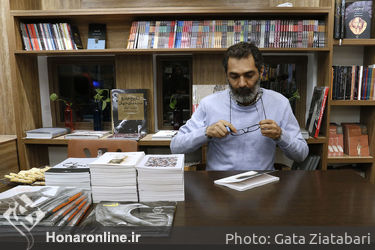 رونمایی و امضاء کتاب "روی خط چشم" در نشر چشمه