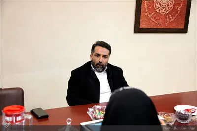 شیشه‌ شکسته برج آزادی در یک اجرا