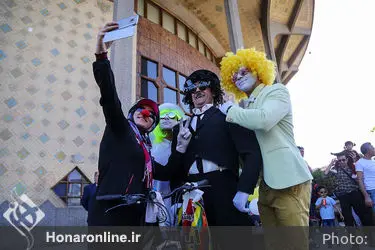 اجرای هنرهای نمایشی در محوطه تئاتر شهر