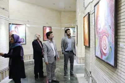 نقاشی‌های انتزاعی در نگارخانه استاد غلامی شیراز