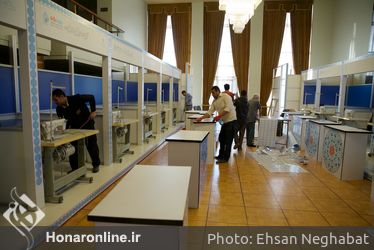 آماده سازی غرفه های مستقر در تالار وحدت برای جشنواره مدو لباس فجر