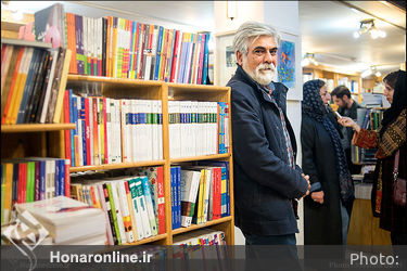 کتاب‌گردی هنرمندان و فرهنگیان در نشر ثالث و چشمه
