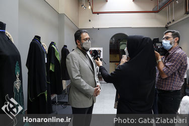 بازدید معاون امور هنری وزارت فرهنگ و ارشاد اسلامی از نمایشگاه لباس عاشورایی