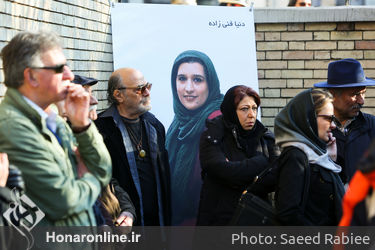 تشییع پیکر دنیا فنی زاده‎ از مقابل خانه سینما