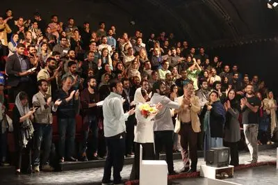 نمایش "دریبل" تمدید شد / پیش فروش بلیت "بولشویک" آغاز شد / "آن سه نفر" به جشنواره تئاتر فجر معرفی شد / "کافی شاپ" در تماشاخانه ماه حوزه هنری به صحنه می‌رود
