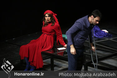 اهدای جایزه جشنواره سینمایی آسیاپاسیفیک در نمایش "شیروانی داغ"