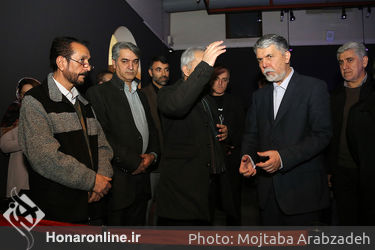 بازدید سید عباس صالحی و سیدمحمد مجتبی حسینی از نمایشگاه هنرهای تجسمی فجر