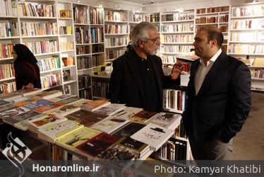 كتابگردي اهالي فرهنگ و هنر در شهركتاب فرشته