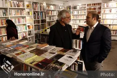 كتابگردي اهالي فرهنگ و هنر در شهركتاب فرشته