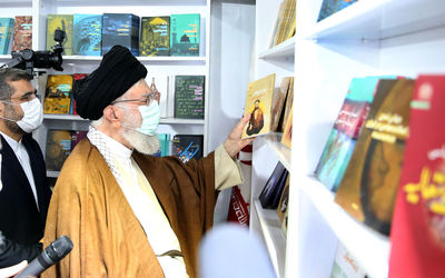 Supreme Leader visits Tehran Int’l Book Fair