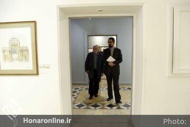 بازدید سید مجتبی حسینی از نمایشگاه آثار محمد ناصری پور