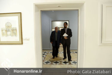 بازدید سید مجتبی حسینی از نمایشگاه آثار محمد ناصری پور