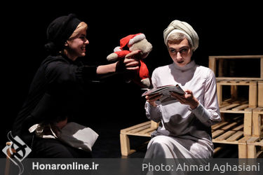 نمایش "قوی‌تر" در عمارت نوفل‌لوشاتو