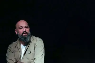 نمایش «به کفشات نگاه کن!»  مهمان تماشاخانه لبخند می‌شود