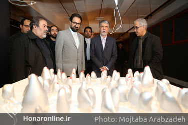 بازدید سید عباس صالحی و سیدمحمد مجتبی حسینی از نمایشگاه هنرهای تجسمی فجر
