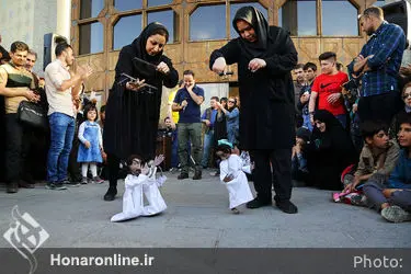 اجرای هنرهای نمایشی در محوطه تئاتر شهر