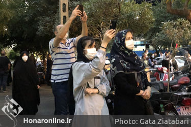 هواداران استاد شجریان مقابل بیمارستان جم پس از شنیدن خبر درگذشت او