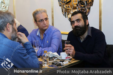 فرش فیروزه ای نمایش"مرد بالشی" در مرکز خرید تندیس