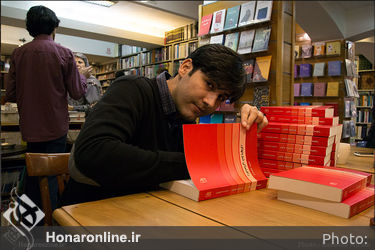 کتاب‌گردی هنرمندان و فرهنگیان در نشر مرکز2