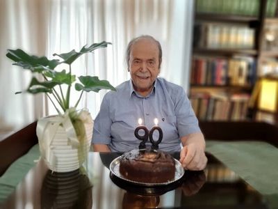 Actor Mohammad-Ali Keshavarz Celebrates 90th Birthday by Donating Memorabilia to Film Museum