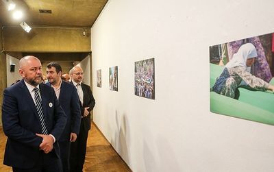 Tehran photo exhibit explores Bosnian people’s grief over Srebrenica Genocide