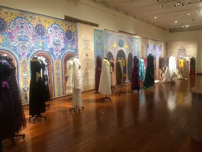 غرفه ایران در نمایشگاه بین‌المللی "فرهنگ‌های دوست" مکزیک / موسسه توسعه هنرهای معاصر مُد اسلامی را به آمریکا برد / گزارش تصویری