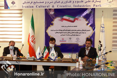 امضای تفاهم‌نامه همکاری میان انجمن فرهنگی هنری طراحان و تولیدکنندگان پوشاک مدارس ایران و پارک ملی علوم و فناوری‌های نرم و صنایع فرهنگی