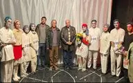نخستین اجرای نمایش «مارمولکایa+b+c/d» با حضور محمدرضا خاکی به صحنه رفت

