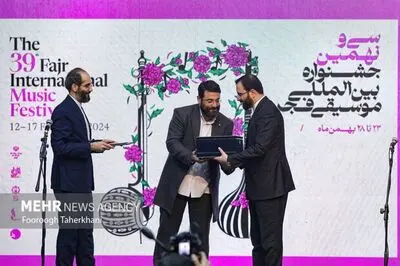 قدردانی از خواننده «سلام فرمانده» در جشنواره موسیقی فجر
