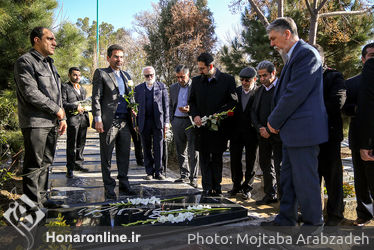 گل‌باران قطعه هنرمندان توسط وزیر ارشاد و معاون هنری وزارت ارشاد